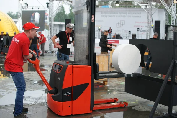 Tüm-Rusya yarışmalar Staplercup, forklift turnuva finalinde. Rusya, Moskova, 13 Temmuz 2017 Sokolniki Park.