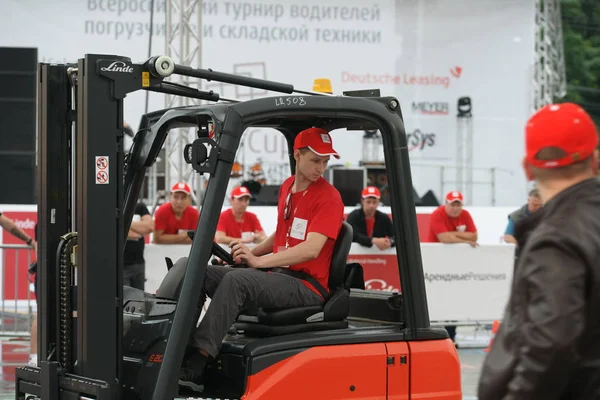 Final of All-Russian competitions StaplerCup, forklift tournament. Russia, Moscow, July 13, 2017, the Sokolniki Park — Stock Photo, Image
