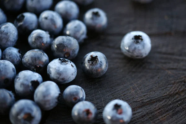 Bleuets sur fond de bois foncé — Photo