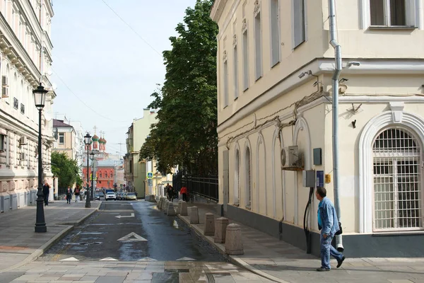 Straten van het oude centrum in Moskou, 11 September 2017, kruispunt in Bolshaya Dmitrovka straat — Stockfoto