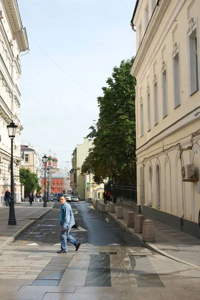 Strade del centro storico di Mosca, 11 settembre 2017, incrocio in via Bolshaya Dmitrovka — Foto Stock