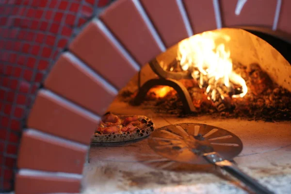 Pizza napolitana en una estufa de leña —  Fotos de Stock