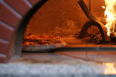 Ahşap sobada Napoliten Pizza