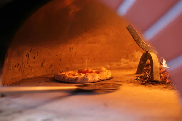 Pizza napolitaine dans un poêle à bois — Photo