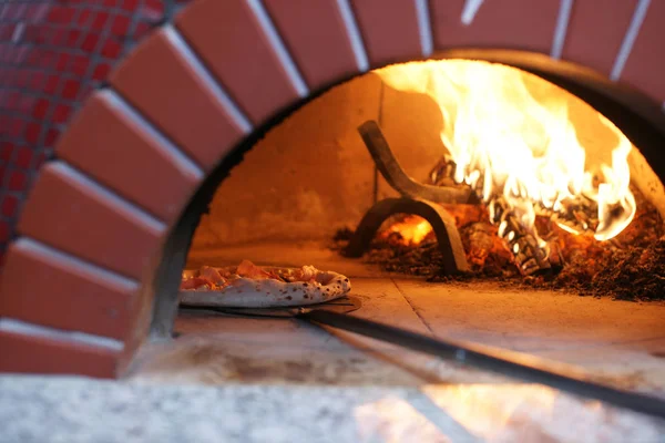 Pizza napolitana em um fogão a lenha — Fotografia de Stock