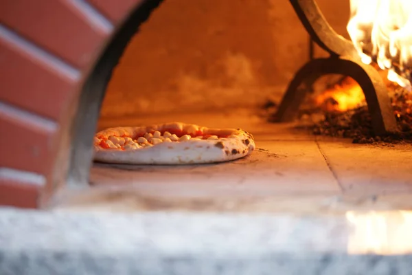 Ahşap sobada Napoliten Pizza — Stok fotoğraf