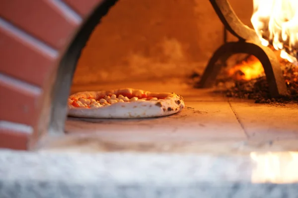 Pizza napolitana en una estufa de leña —  Fotos de Stock