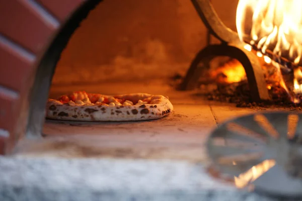 Pizza napolitaine dans un poêle à bois — Photo