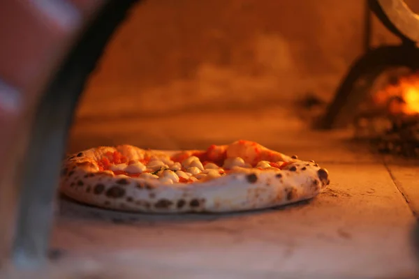 Pizza napolitaine dans un poêle à bois — Photo