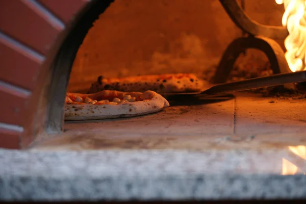 Pizza napolitaine dans un poêle à bois — Photo