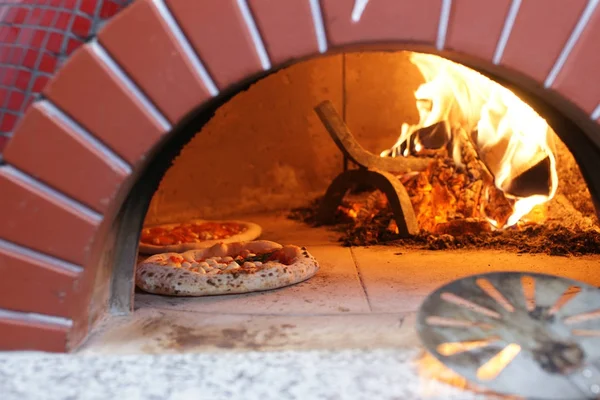 Ahşap sobada Napoliten Pizza — Stok fotoğraf