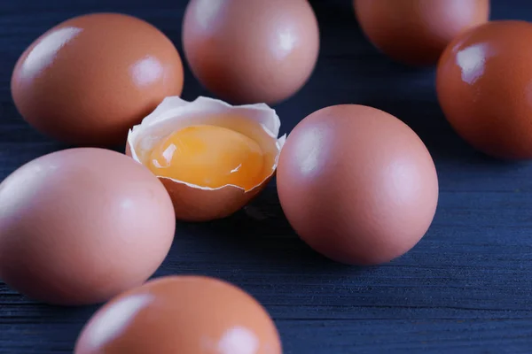 Куриные яйца на белом фоне — стоковое фото