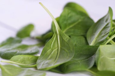 Yeşil yaprakları taze ıspanak