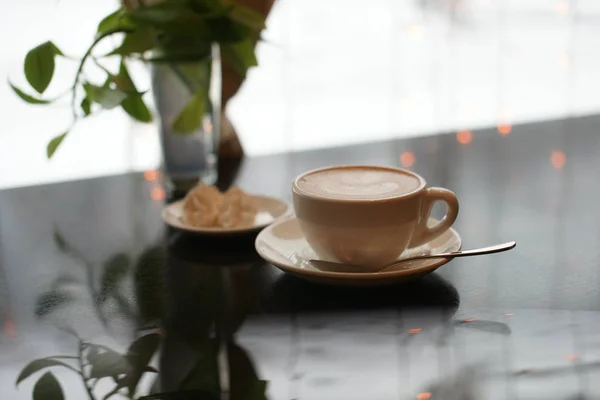 Ένα φλιτζάνι καφέ σε ένα τραπέζι σε ένα καφέ — Φωτογραφία Αρχείου