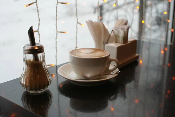 Eine Tasse Kaffee auf einem Tisch in einem Café — Stockfoto