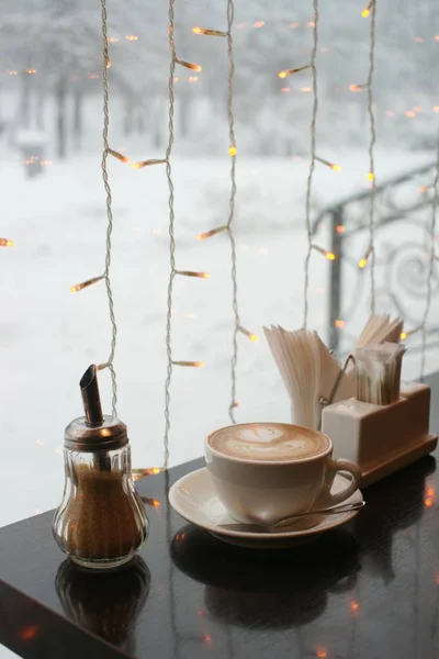 Secangkir kopi di atas meja di kafe — Stok Foto