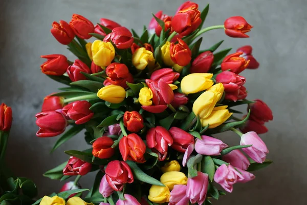 Ein Riesiger Strauß Bunter Tulpen — Stockfoto