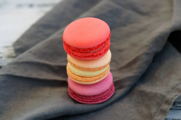 Macarons Multicolores Sur Gris — Photo