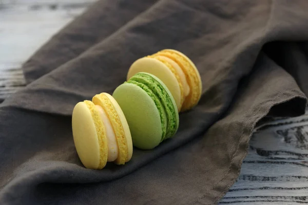 Macarons Multicolores Sur Gris — Photo