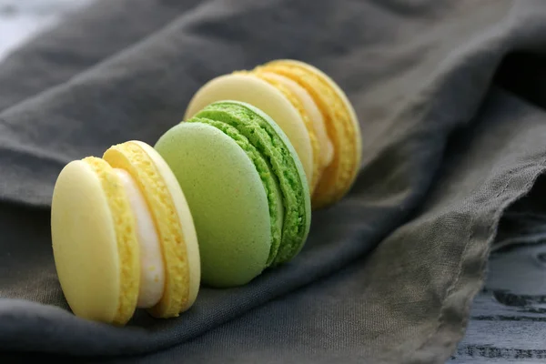 Macarons Multicolores Sur Gris — Photo