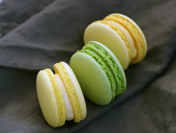 Macarons Multicolores Sur Gris — Photo