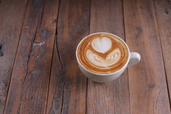 Una taza de café en una mesa de madera — Foto de Stock