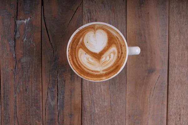 Una taza de café en una mesa de madera — Foto de Stock