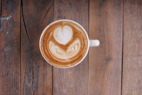 Una taza de café en una mesa de madera — Foto de Stock