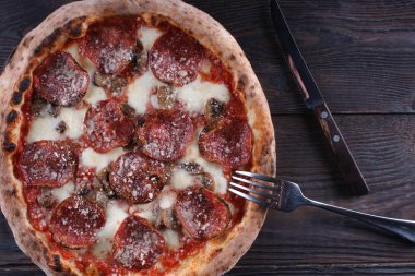 Napolice pizza ahşap bir masa üzerinde