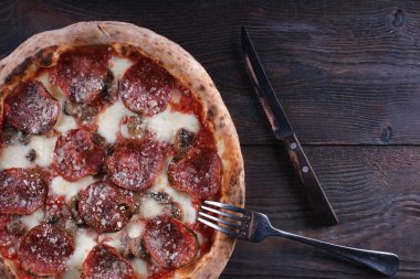 Napolice pizza ahşap bir masa üzerinde