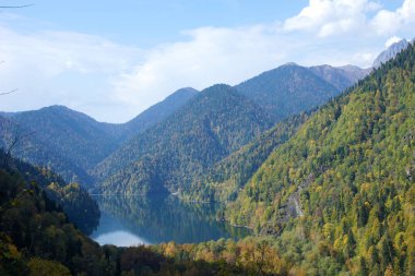 Ritsa Gölü. Abhazya 2019 Sonbaharı.