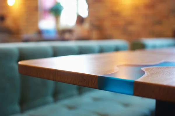 Mavi çizgili ahşap masa 