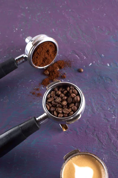 Kącik Kawy Ziarnami Kawy Cappuccino Kolorowym Tle — Zdjęcie stockowe