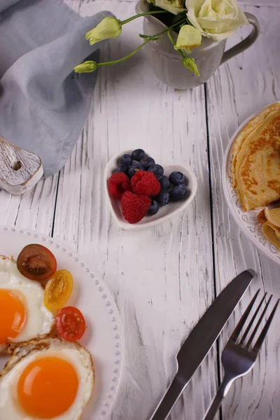 Sarapan Dengan Pancake Dan Telur Goreng — Stok Foto