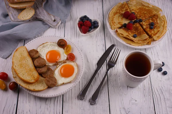 Śniadanie Naleśnikami Jajkami Smażonymi — Zdjęcie stockowe