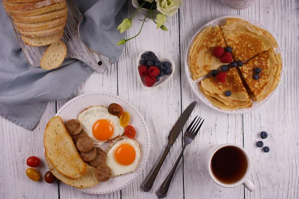 Frukost Med Pannkakor Och Stekta Ägg — Stockfoto