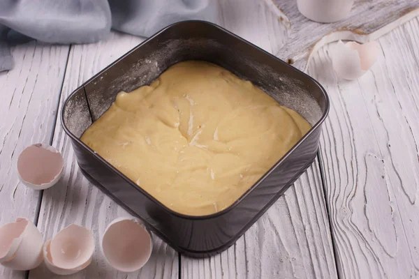 İçinde bisküvi hamuru olan yemek tabağı.