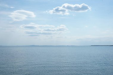 Bulutlu deniz ve gökyüzü