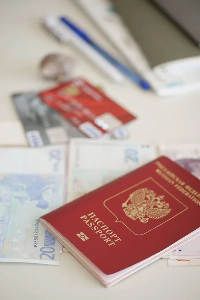 Ξένο Νόμισμα Χάρτινο Χρήμα Ρωσικό Διαβατήριο Και Πιστωτικές Κάρτες Στο — Φωτογραφία Αρχείου
