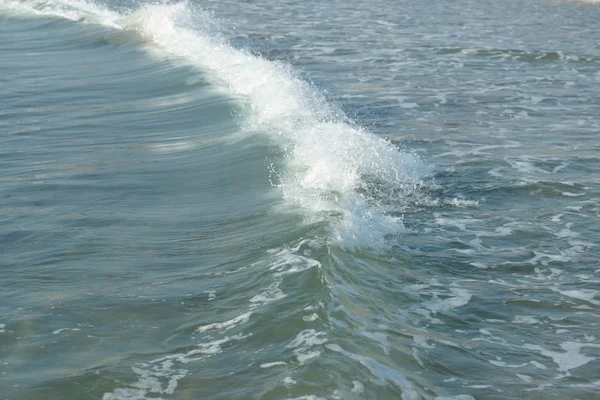 Güzel Berrak Deniz Suyuyla Sahilin Arka Planında Dalgalar — Stok fotoğraf