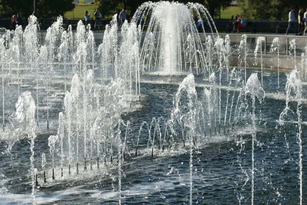 Şehir çeşmesinden köpük fışkıran su damlaları.