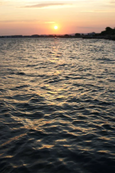 Schöner Sonnenuntergang Land Mit Tiefblauem Wasser Hintergrund Des Seehafens — Stockfoto