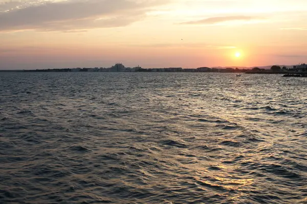 Όμορφο Ηλιοβασίλεμα Στην Ακτή Καταγάλανα Νερά Στο Βυθό Του Λιμανιού — Φωτογραφία Αρχείου