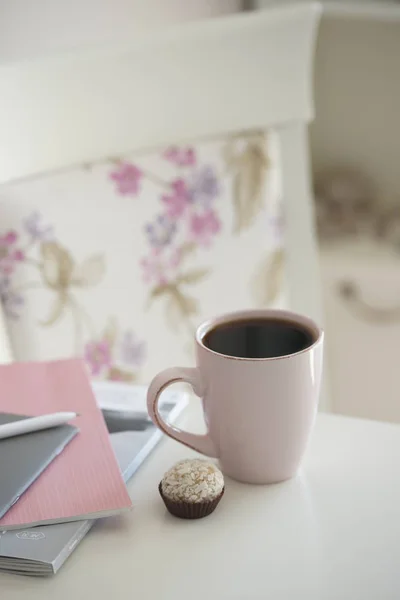 Black Hot Tea Cup Sweet Natural Candy White Table Background — Stock Photo, Image