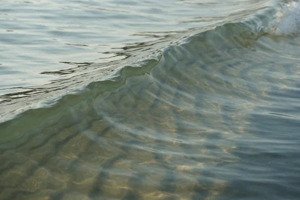 Belas Ondas Mar Águas Claras Fundo Praia Ensolarada — Fotografia de Stock