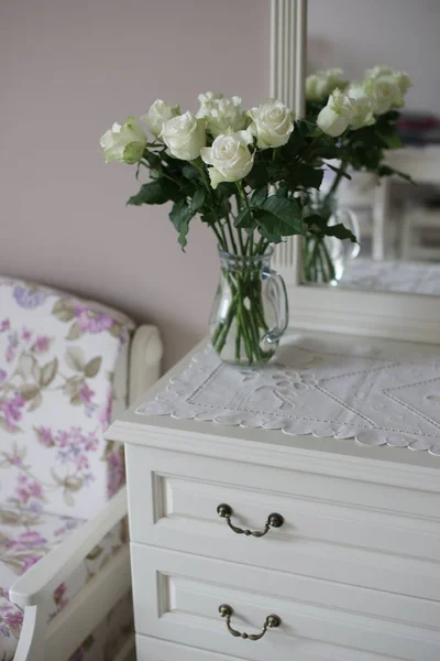 Floreciente Ramo Rosas Sakura Blanco Cómoda Fondo Del Dormitorio —  Fotos de Stock