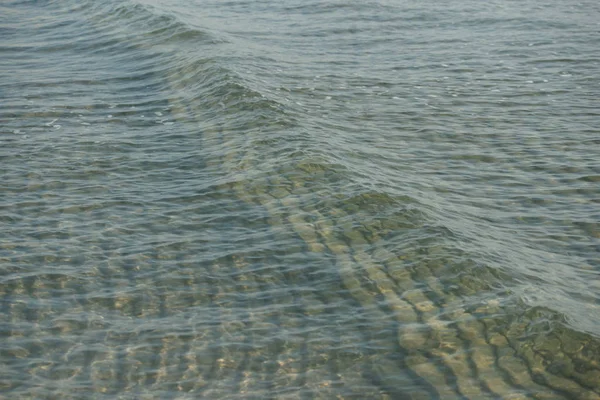Kust Kleine Golven Zee Kust Met Helder Water Achtergrond — Stockfoto