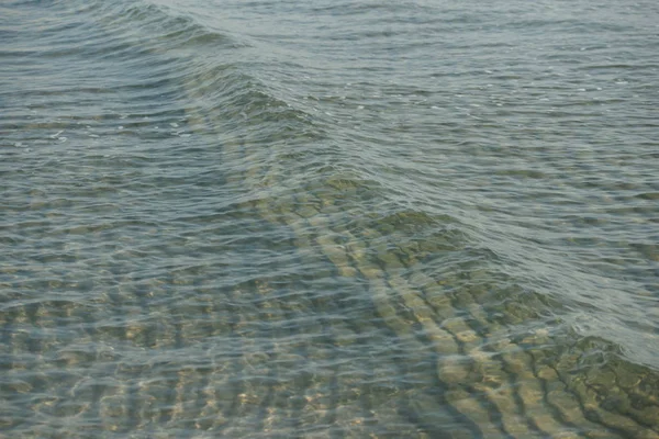 Pequeñas Olas Costeras Orilla Del Mar Con Fondo Agua Clara — Foto de Stock