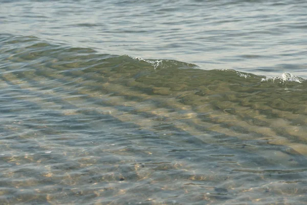 Чиста Морська Вода Фігурними Хвилями Фоні Пляжу — стокове фото
