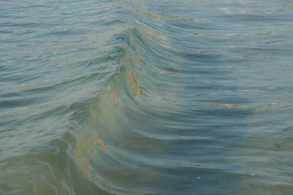 清澈碧绿的海水 海面上波涛汹涌 泡沫洁白 — 图库照片